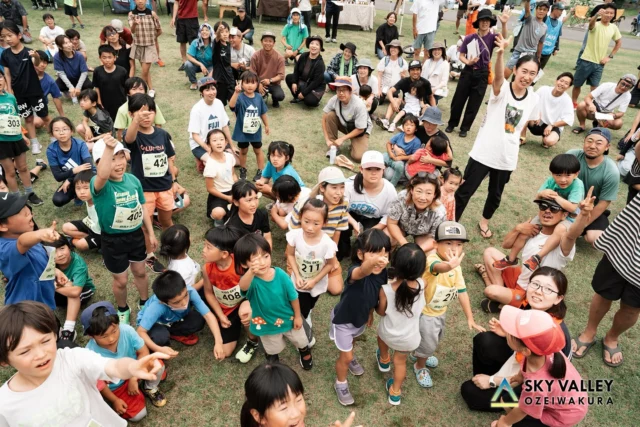 .
⚠️ OZEIWAKURA SKYVALLEY
エントリー締切を6月29日(日)まで延長します⚠️

申し込みを延長してほしいという要望があったため
6月29日(日)まで延長いたします！

片品村の山を駆け巡る🏃‍♀️🌿
OZEIWAKURA SKYVALLEY

🪽第11回 OZEIWAKURA SKYVALLEY
https://ozeiwakura-skyvalley.com
開催日：7月5日(土)・6日(日)

本大会は2015年に片品村初のスカイランニングレースとして開催されました。“片品村から世界へ”と想いを込めて世界基準のコースを設定。これまで、スカイランニング日本選手権やユース世界選手権選考会にもなっていたため、多くのトップランナーも登っています。世界と戦うトップ選手と自分のタイムを比較できるのも、この大会の特徴です。

コースの途中には『ジャイアントウォール』と名付けられた、斜度が45度を超える急峻な壁があり、大会の名物になっています。また、キッズレースは毎年100名程が参加。観客も大興奮してしまう子供たちの走りにも注目です。幅広いレベル方に楽しんでもらえるよう、7km・15km・30kmの3種目があります。

＊＊＊＊＊＊＊＊＊＊

是非ご参加お待ちしております！

#ozeiwakuraskyvalley 
#katashinamountainsseries
#skyrunning 
#trailrunning 
#尾瀬岩鞍
#片品村
#トレイルラン
#トレラン 
#トレイルランニング
#スカイランニング 
#ランニング